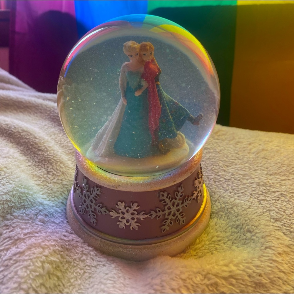 Frozen Anna & Elsa snowglobe